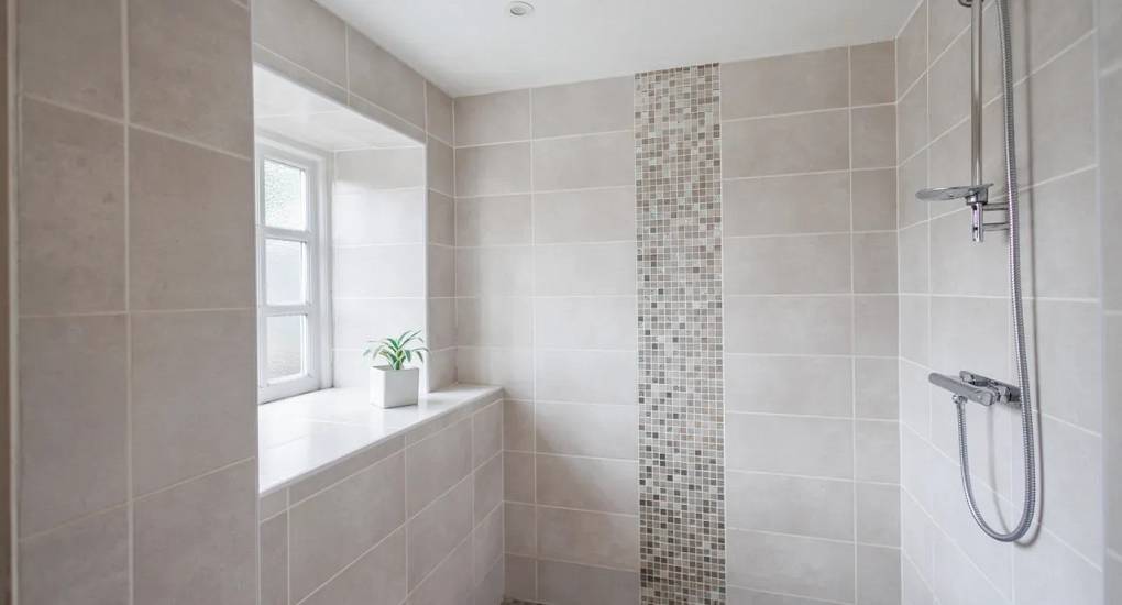 Walk in shower room at Autumn Cottage Bristol
