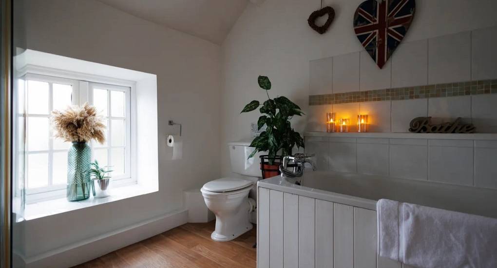 Light and airy bathroom at Autumn Cottage Bristol