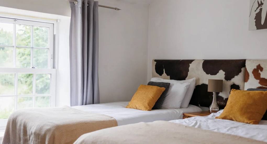 Twin bedroom at Autumn Cottage Bristol with patio doors