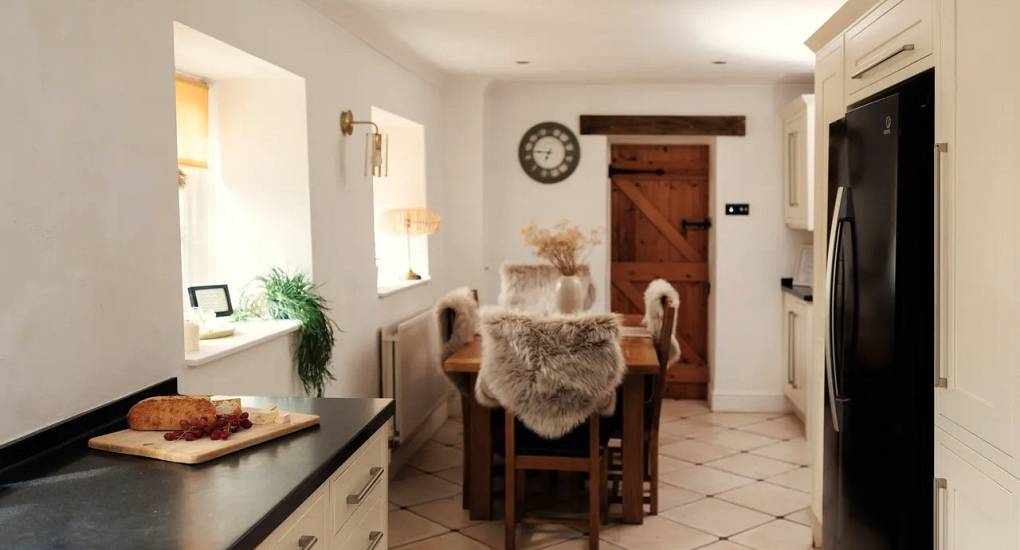 Kitchen and breakfast table at Autumn Cottage Bristol