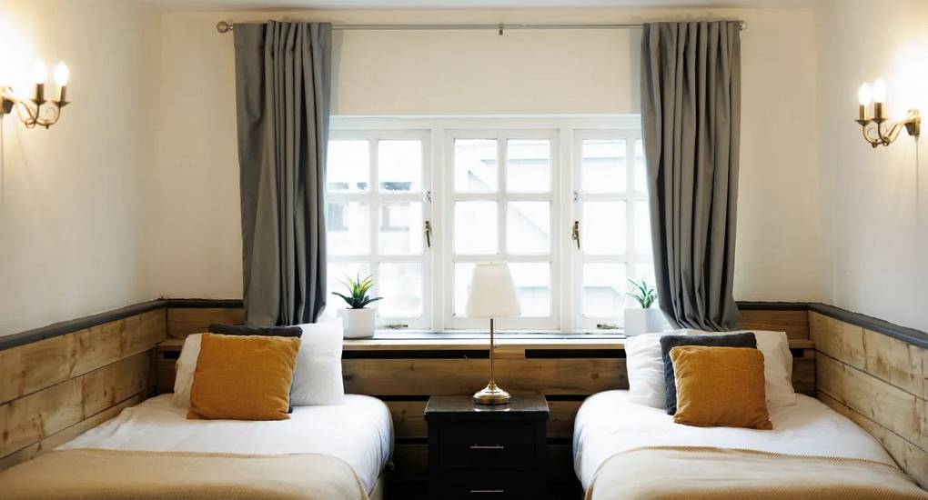Twin bedroom with plenty of light at Autumn Cottage Bristol