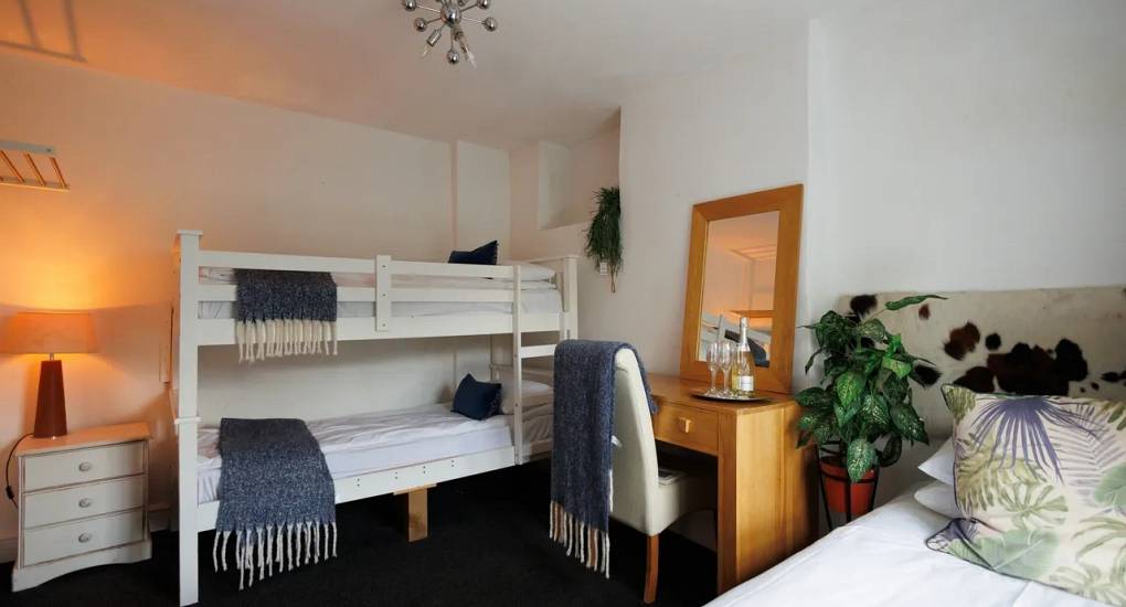 Triple bedroom with bunk bed and single bed at Autumn Cottage Bristol