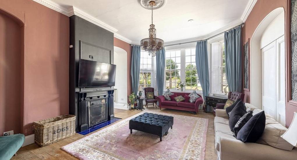 Open fire place and TV in the lounge