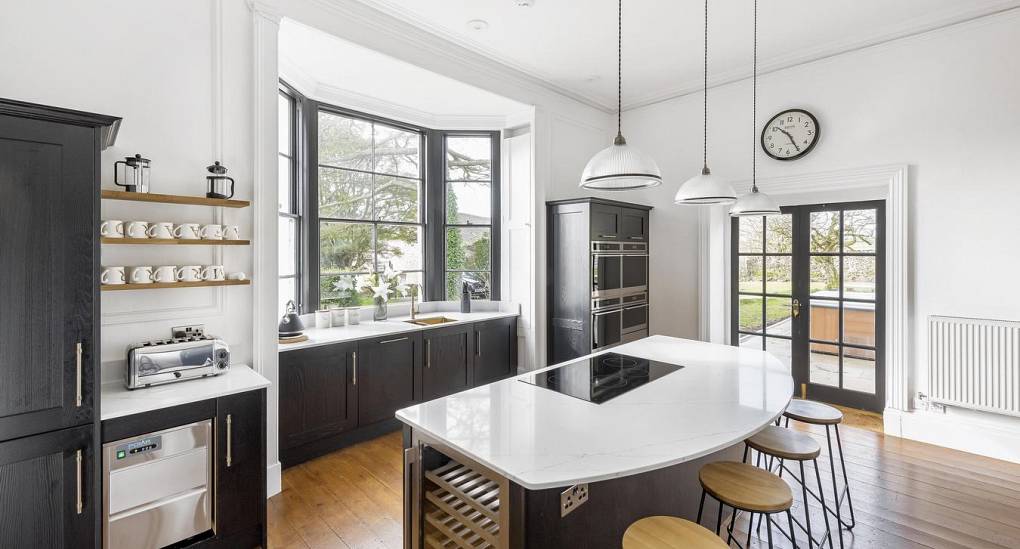 Fully fitted kitchen with wine cooler 