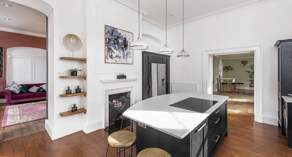 Breakfast bar with stools int he kitchen 