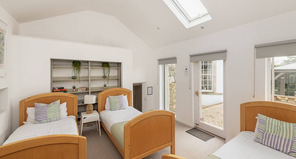 Triple room with three single beds