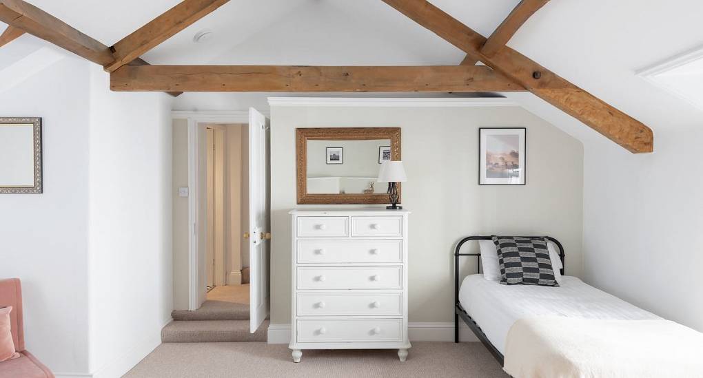 Single bedroom with wooden beams