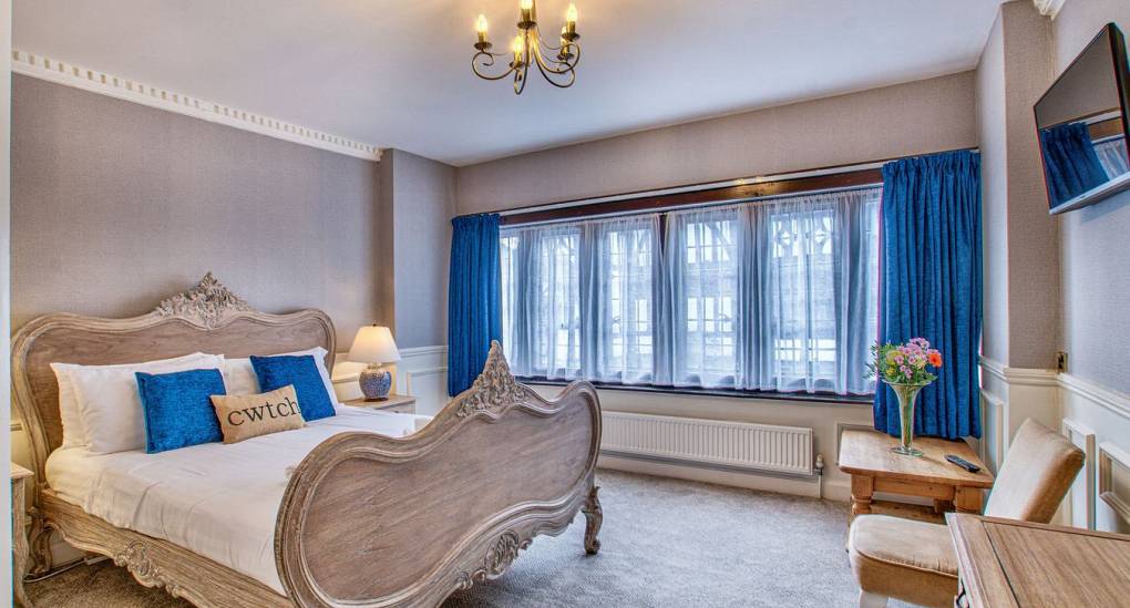 Royal blue curtains in Bedroom