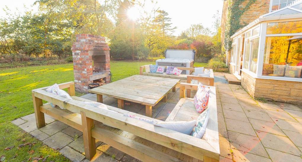 Fire pit and seating in the garden 