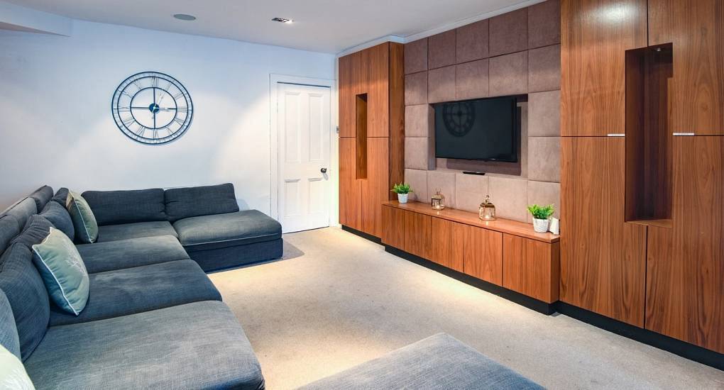 Large open plan lunge with c shaped sofa