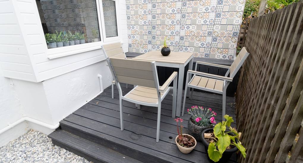 outside table and chairs