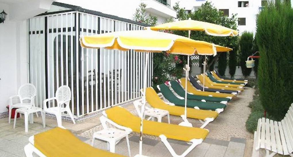 Line of sun loungers ready to use