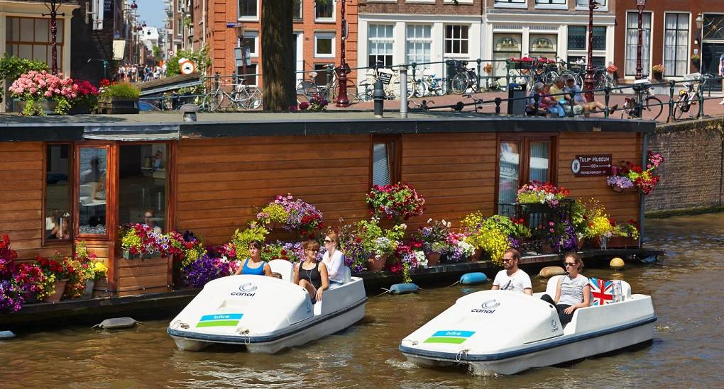 Couples enjoying the canal in a Pedalo