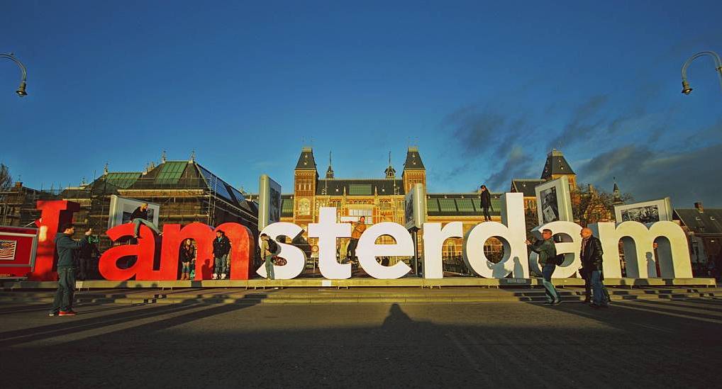 Iconic I amsterdam sign outside the Rijksmuseum, welcoming groups arriving for an epic amsterdam stag do.