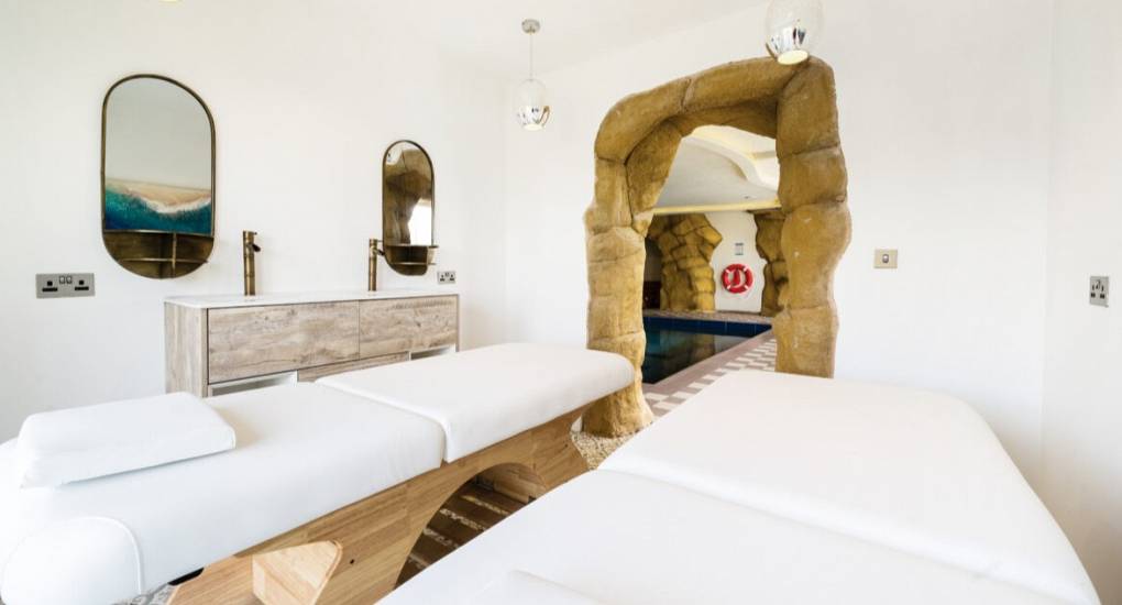 Beauty room with 2 massage beds