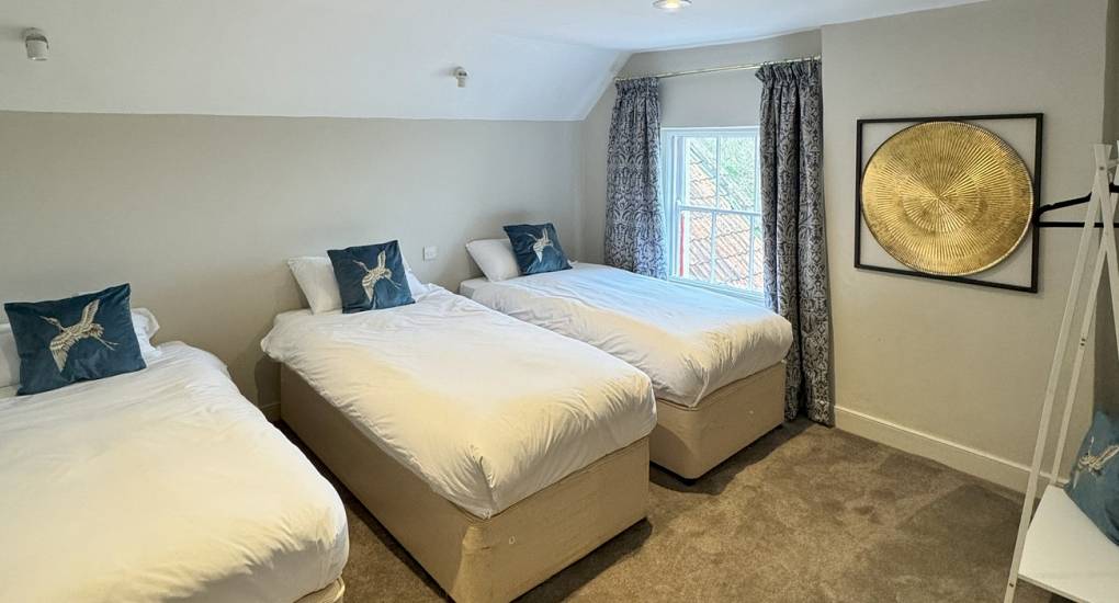 Grand Manor large party houses bedroom