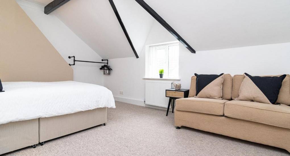 BH3 Bournemouth hen party house airy bedroom 2