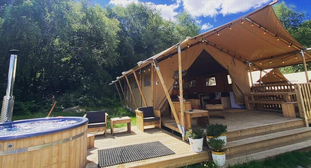 Luxury canvas safari glamping tent and wooden hot tub deck for Bournemouth hen party weekends.