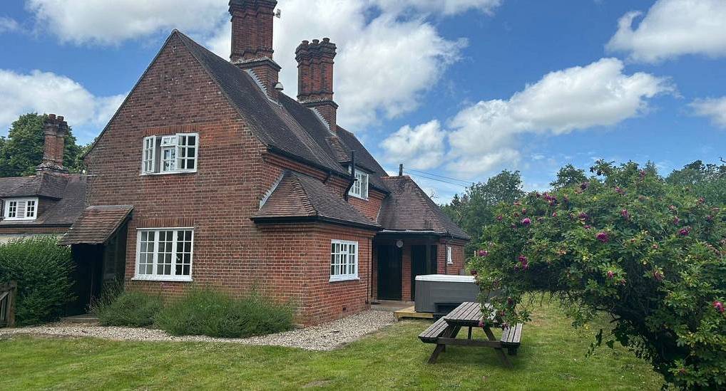 Charming red brick cottage and lawn garden with outdoor hot tub at Salisbury Cottage near Bournemouth.