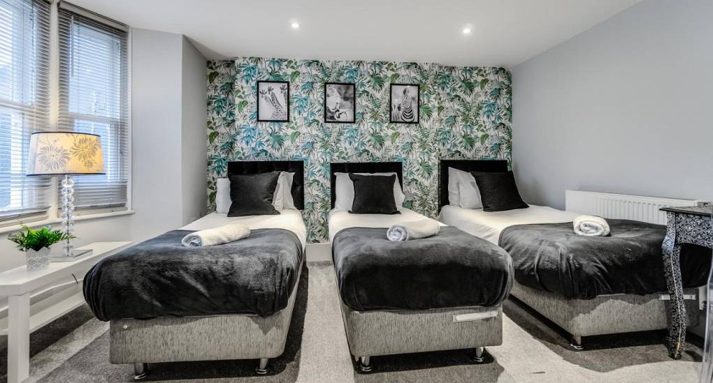 Well presented triple bedroom with single beds