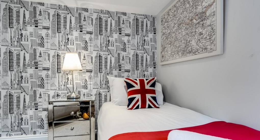 Union Jack bedding in single room