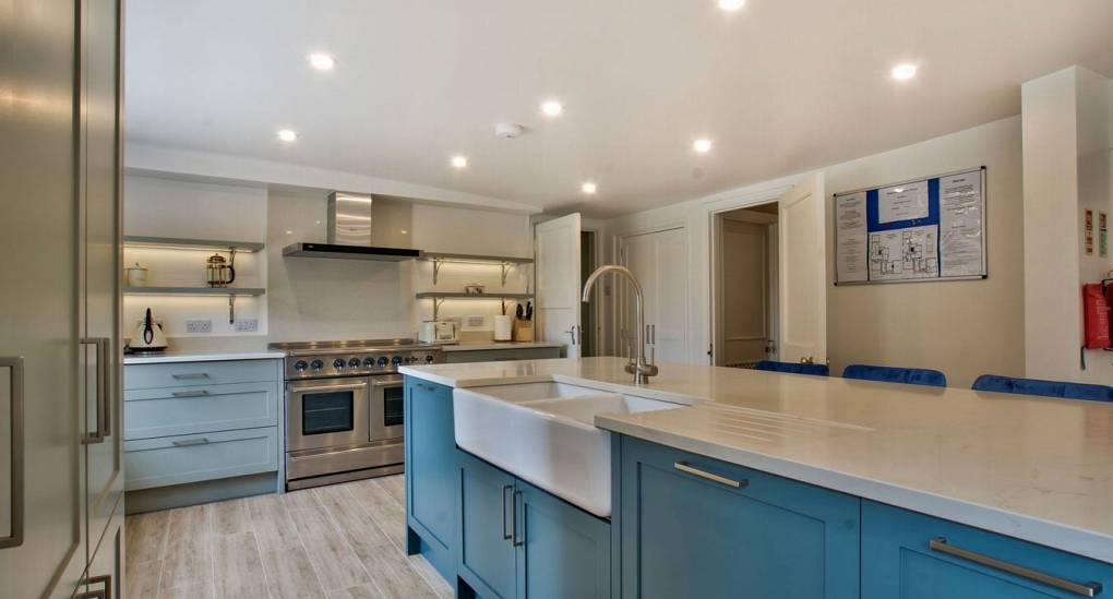 Fully fitted kitchen with large breakfast bar