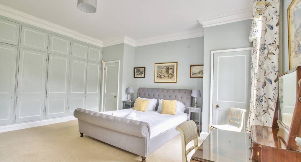 Big double bedroom with dressing table