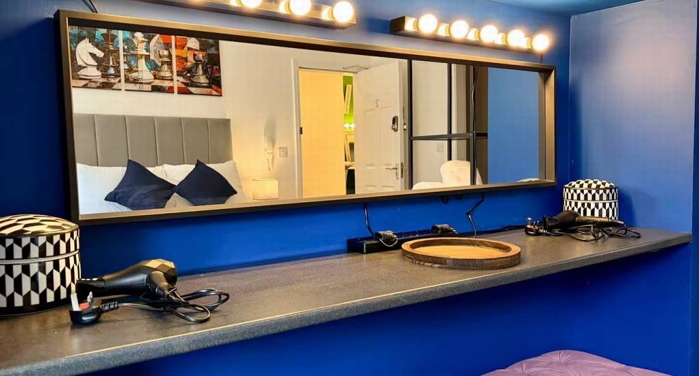 chester-fifteen-makeup-station-alt-view.jpg