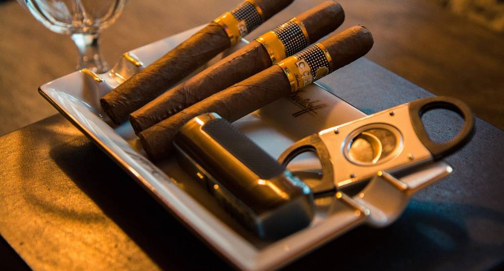 Cigars on display with cutter and ash tray