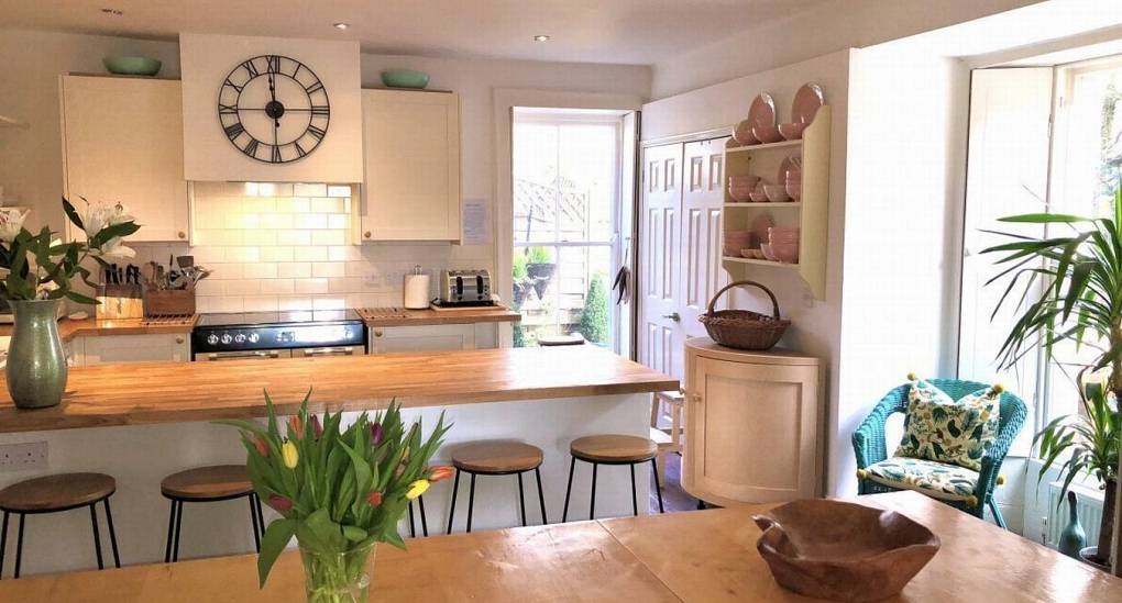 fully fitted Kitchen and dining table