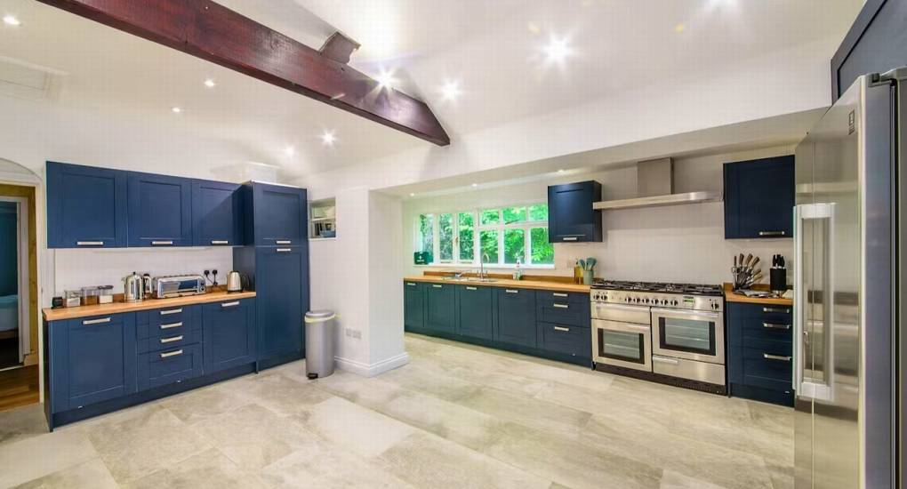 deans-forest-retreats-hen-party-in-the-forest-of-dean-kitchen-area.jpg