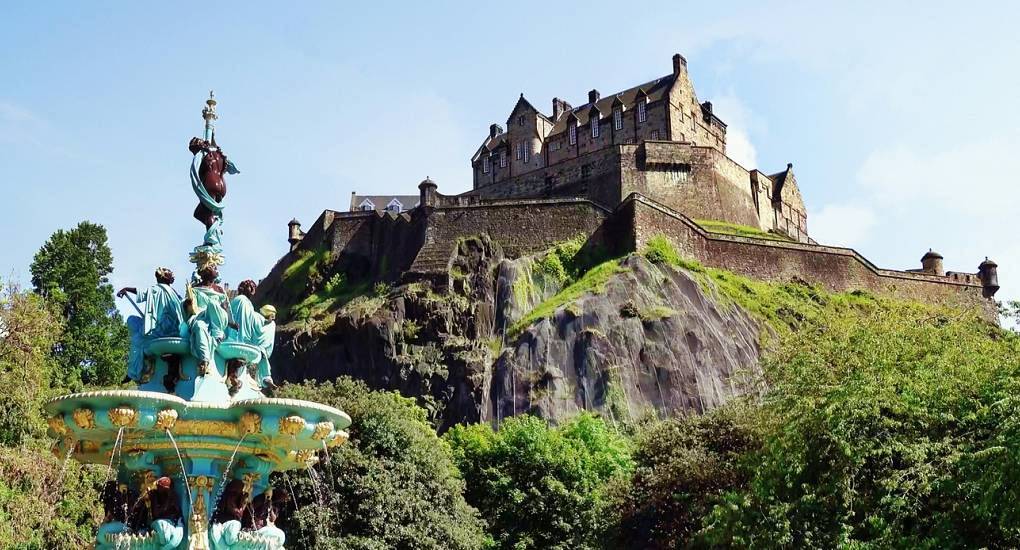 Ornate Ross Fountain and historic Edinburgh Castle on Castle Rock, picturesque backdrop for an Edinburgh hen do.