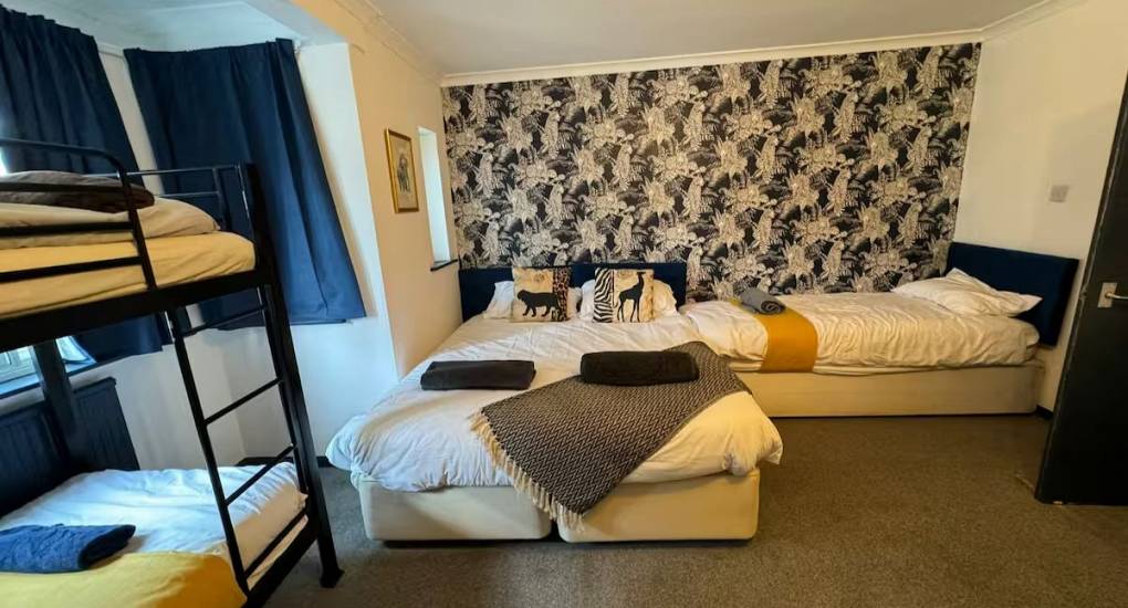 flamingo-lounge-bedroom-two-different-angle.jpg