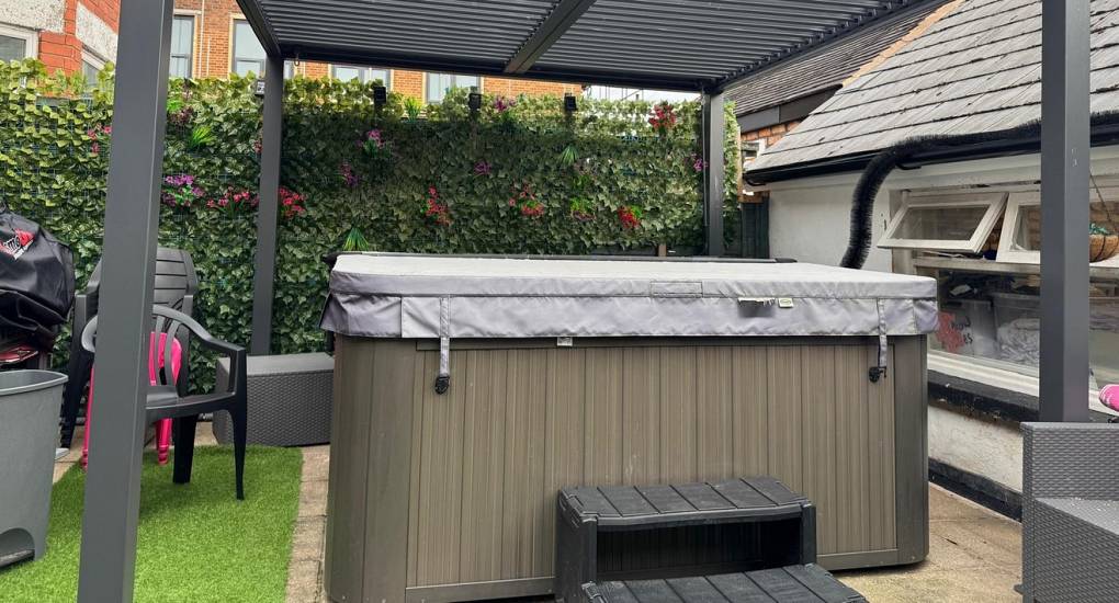 flamingo-lounge-hot-tub.jpg