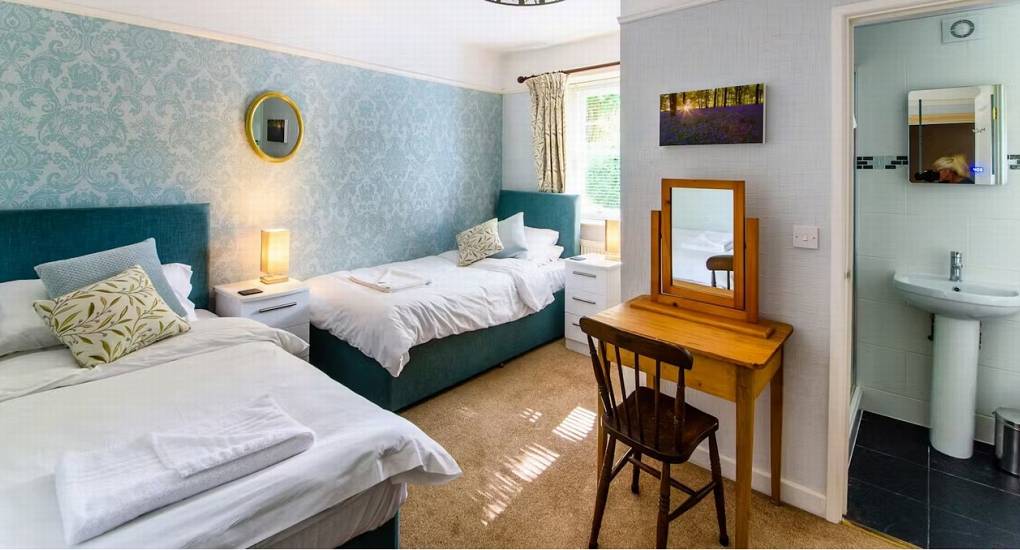 forest-of-dean-hen-party-house-deans-forest-retreat-bedroom-and-ensuite.jpg