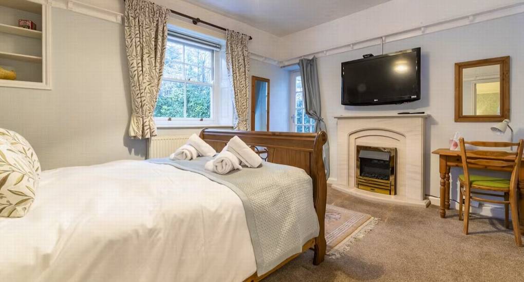 forest-of-dean-party-cottage-and-hot-tub-deans-forest-retreat-bedroom-3-of-11.jpg