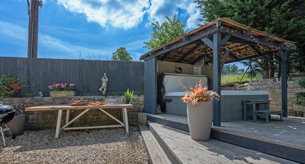 Outdoor social space for Bath hen dos: Pergola, garden furniture, and one of three private hot tubs at Summerset House.