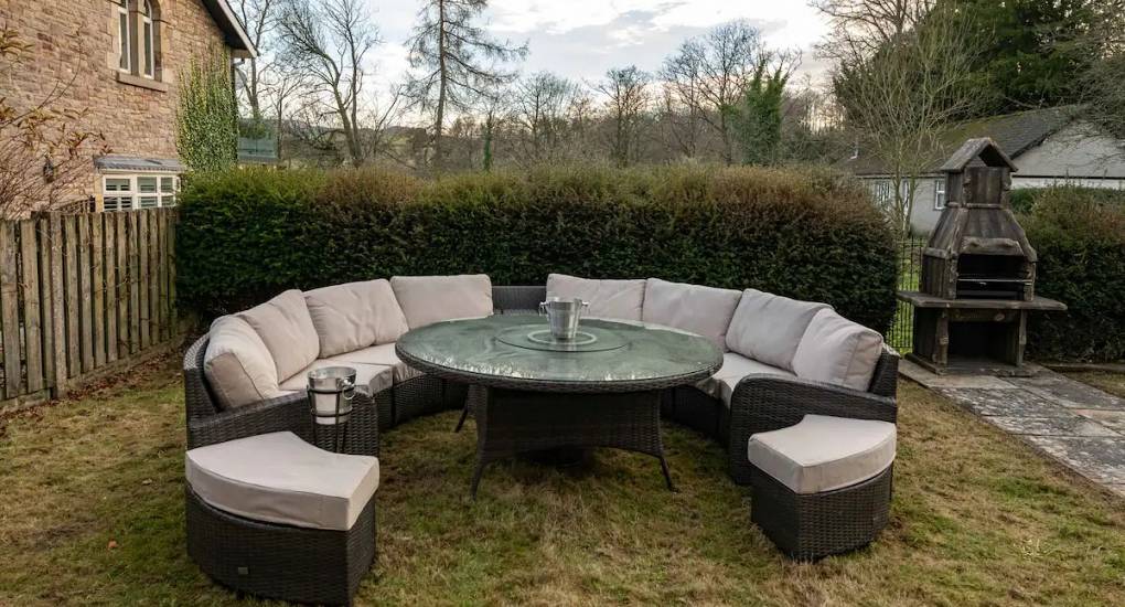 Circular modular garden furniture