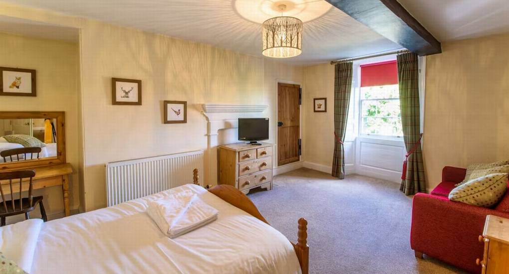 gloucester-hen-do-cottage-in-the-forest-of-dean-spacious-bedroom-with-ensuite.jpg