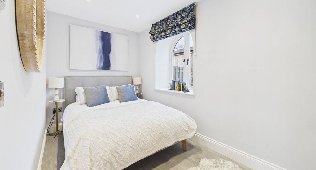 grand-hookstone-bedroom-one.jpg