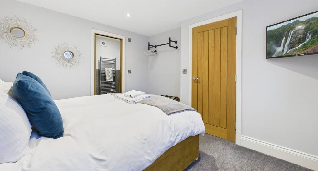 grand-hookstone-estate-bedroom-four.jpg