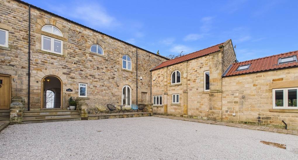 grand-hookstone-estate-courtyard.jpg