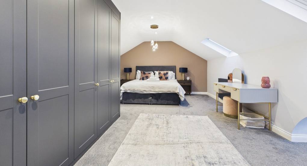 grand-hookstone-estate-primary-bedroom.jpg