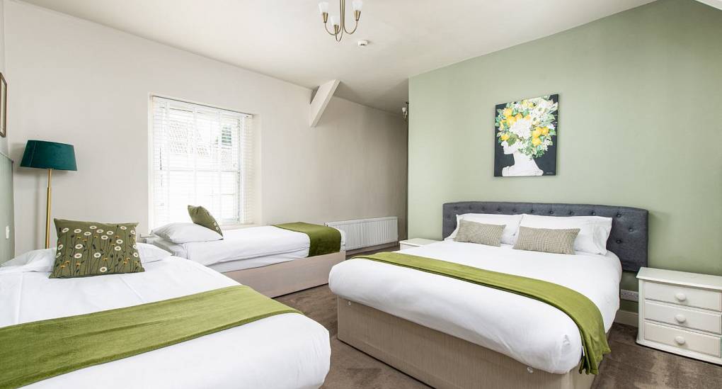 Grand Manor Luxury Party House bedroom for five people
