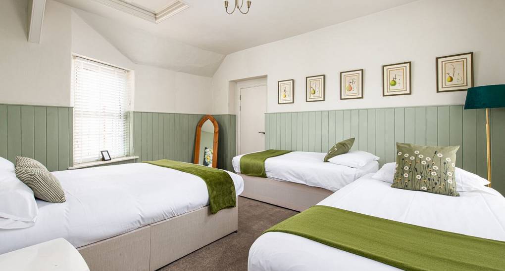 Grand Manor Luxury Party House bedroom with double and single beds