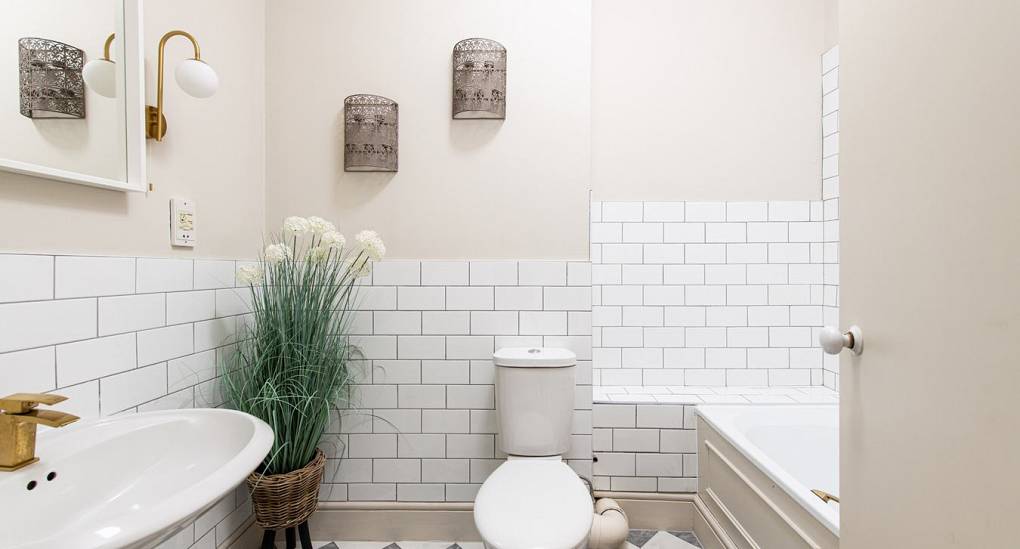 Grand Manor Luxury Party House large family bathroom