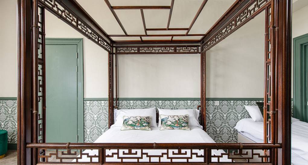 Grand Manor Luxury Party House with four poster bed