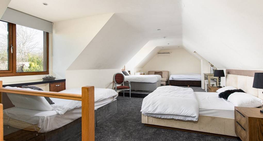 hen-accommodation-bristol-bedroom1
