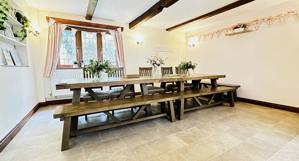 hen-accommodation-bristol-dining-table