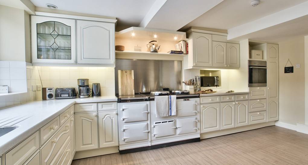 Large kitchen with plenty of worktop space